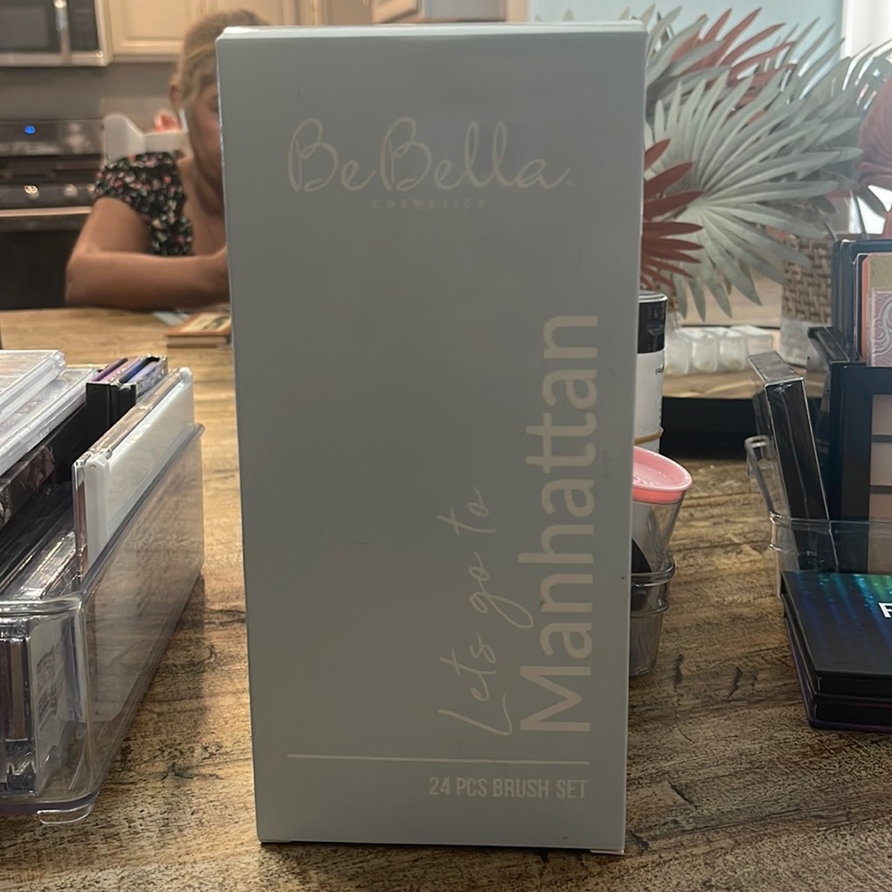 BeBella cosmetics lets go to manhattan 24 pcs brush set